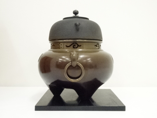  釜師　山本閑浄造　唐銅鬼面風炉　丸釜添（釜鐶付）（共箱）